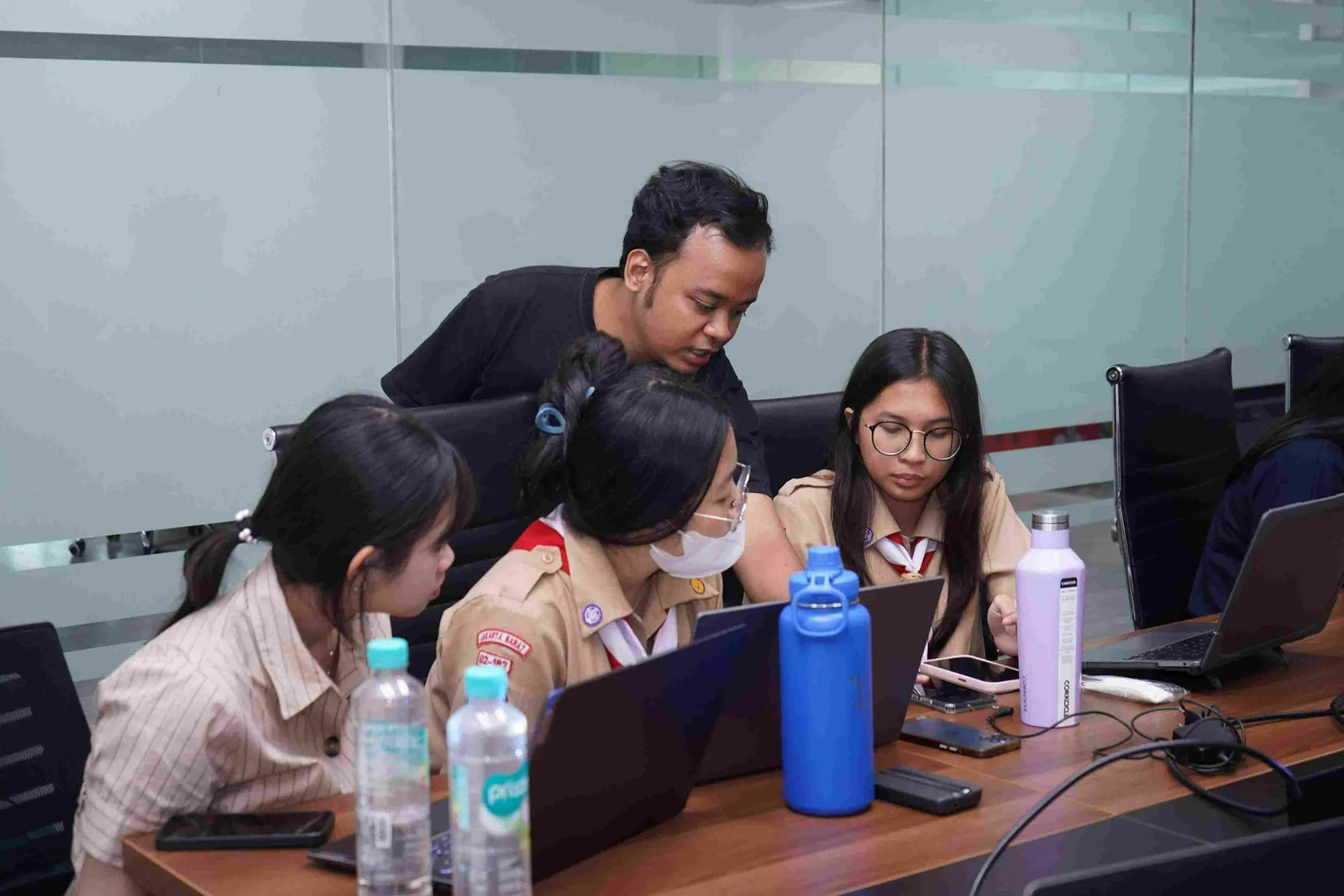 Students building apps at a QuantumByte workshop. Photo from the QuantumByte deck.