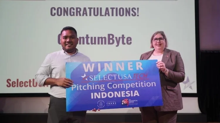 Kevin holding the SelectUSA Tech Pitching Competition Indonesia winner placard for QuantumByte